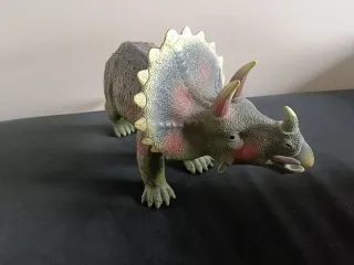 2 Dinosaurios Triceratops y Velociraptor Juguete