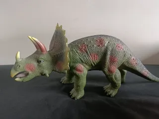 2 Dinosaurios Triceratops y Velociraptor Juguete