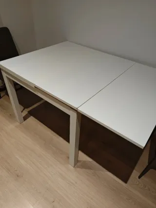 Mesa extensible blanca de madera