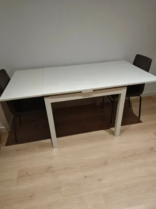 Mesa extensible blanca de madera