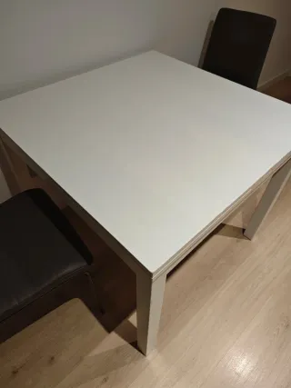 Mesa extensible blanca de madera