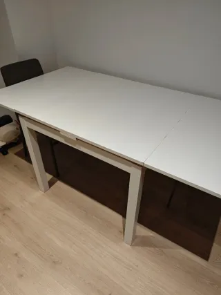 Mesa extensible blanca de madera
