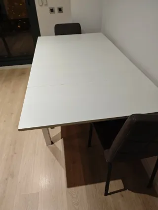 Mesa extensible blanca de madera