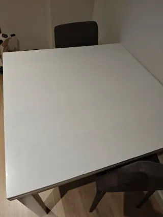 Mesa extensible blanca de madera