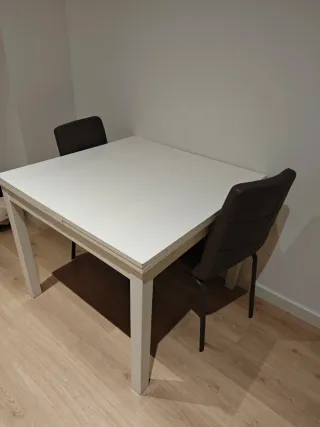 Mesa extensible blanca de madera