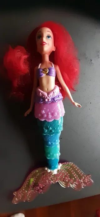 Sirenita Disney Ariel Muñeca Cola Arcoíris