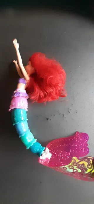 Sirenita Disney Ariel Muñeca Cola Arcoíris