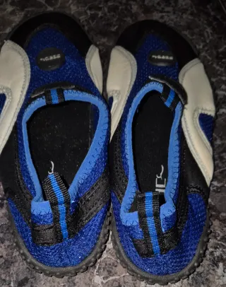 Escarpines de agua SEAC azules y blancos