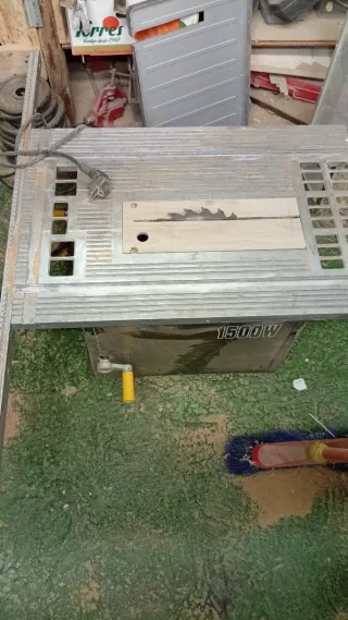 Sierra de mesa para madera. Tienes también caballe