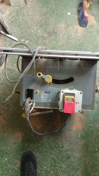 Sierra de mesa para madera. Tienes también caballe