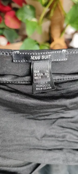 Camiseta negra con tirantes y drapeada