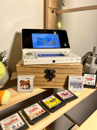 Nintendo 3DS Blanca + Cargador + 2 Juegos