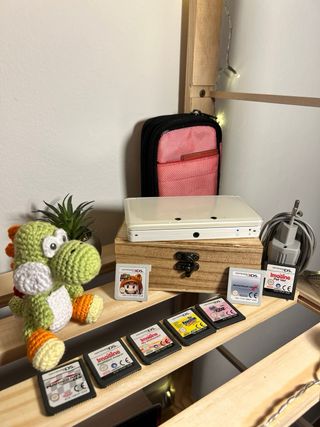 Nintendo 3DS Blanca + Cargador + 2 Juegos