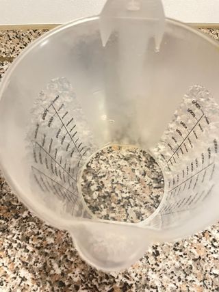 Bilancia arancione in plastica