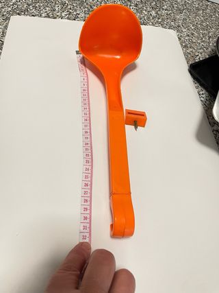 Bilancia arancione in plastica