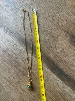 Cadena dorada con colgante esmaltado