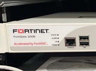 Fortinet FortiGate 200B Firewall Empresarial