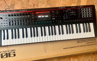 Roland Fantom 06 Sintetizador