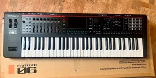 Roland Fantom 06 Sintetizador