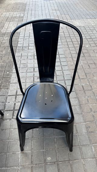 Silla metálica negra estilo industrial