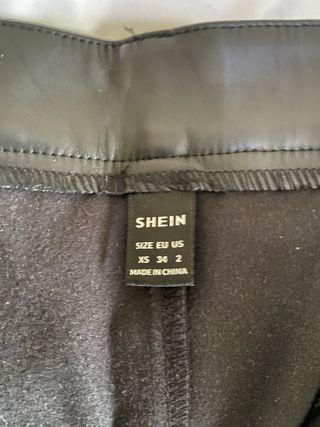 Pantalones efecto piel negros