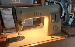 Máquina de coser ALFA beige y plateada