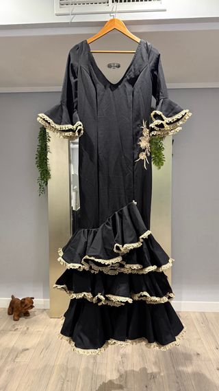 Vestido Flamenca Negro con puntilla beige