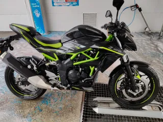 Kawasaki Z125 Negra y Verde 2022