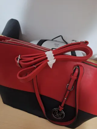 Bolso rojo y negro con asa y correa