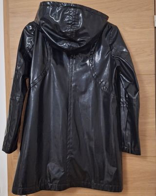 Impermeable Zara charol negro Talla L