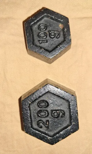 4 ponderales o pesas antiguas de hierro fundido