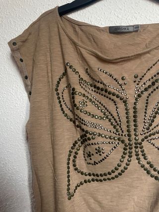 Camiseta Bershka mariposa tachas S
