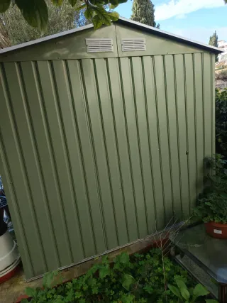 Caseta de jardín metálica verde