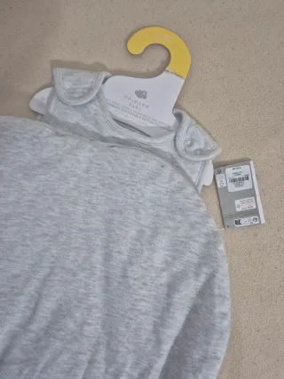 Saco de bebé gris con oso Hello Little Bear