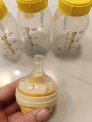 3 Biberones y 2 Tetinas Calma Medela