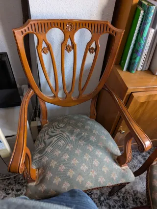 Mesa comedor madera + 4 sillas y 2 sillones