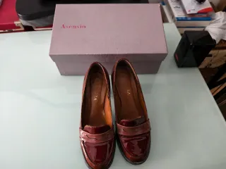 Mocasines de tacón color granate y marrón. T 36
