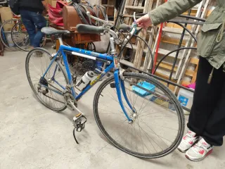 Bicicleta de carretera azul