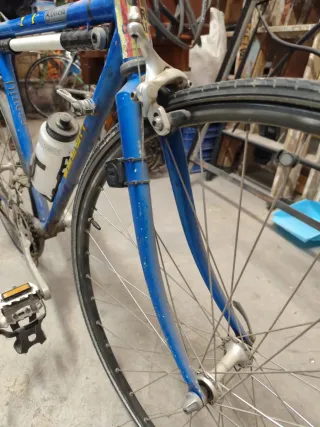 Bicicleta de carretera azul