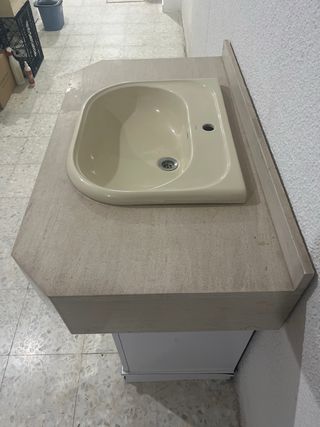 Lavabo vintage beige con mueble