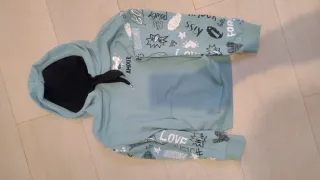 Sudadera niña con capucha y estampado