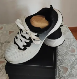 Zapatillas Lazar Negras y Blancas