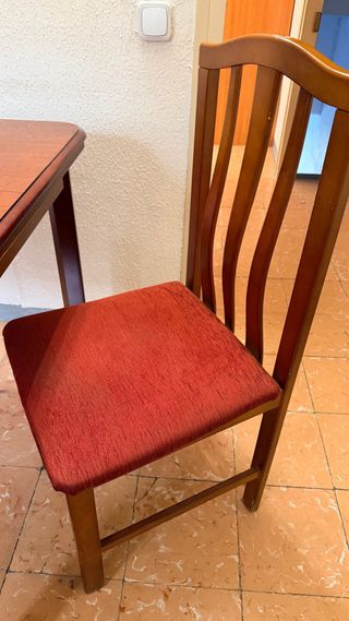 Mesa de comedor y 4 sillas de madera