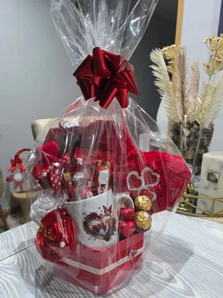 Cesta Regalo San Valentín Chocolate y Peluche