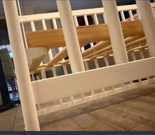 Preciosa cuna de madera con diseño infantil