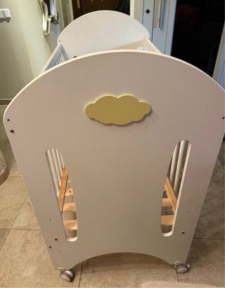 Preciosa cuna de madera con diseño infantil