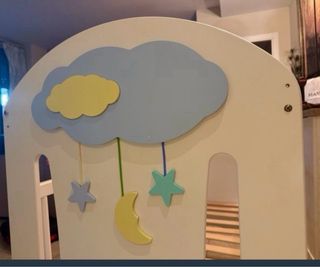 Preciosa cuna de madera con diseño infantil