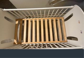 Preciosa cuna de madera con diseño infantil