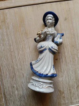 Figura de porcelana mujer con lira