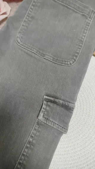 Pantalón vaquero cargo gris